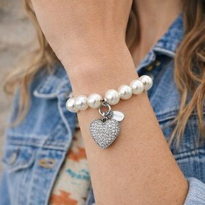 Chico’s 30th Anniversary Faux Pearl Stretch Bracelet Crystal Heart Charm